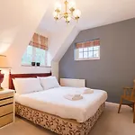 NEW Cosy 2 Bedroom Detached House West Finchley
